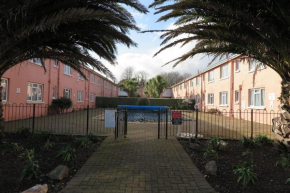 Esplanade Court Apartments with Seasonal Swimming Pool